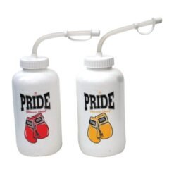 Bidon s cevko bele barve s črnim Pride logo napisom, rdečo in rumeno rokavičko.
