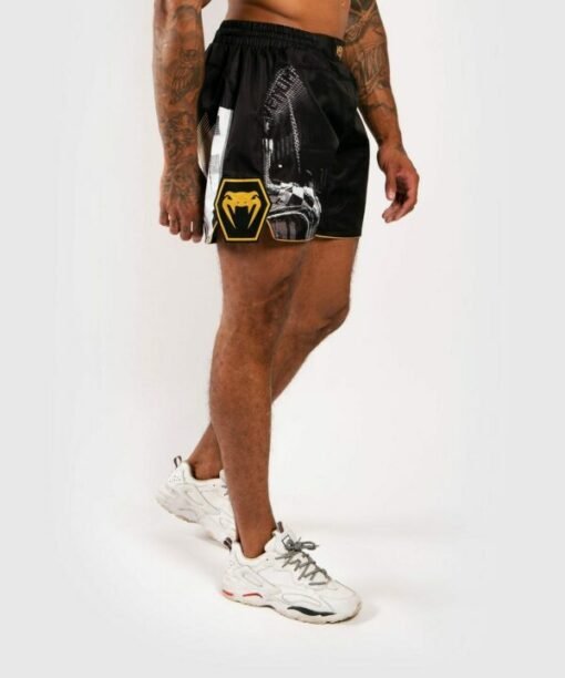 MMA Shorts Venum schwarz mit Totenkopf-Print auf der Hose